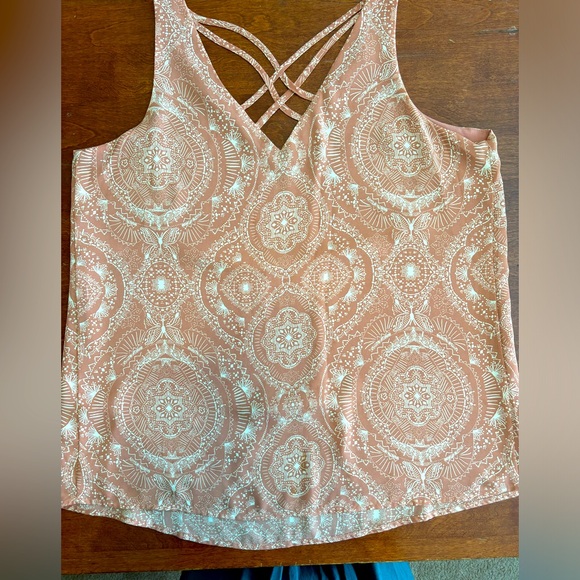 REVERSIBLE <>Maurices sleeveless top with caging. - Picture 2 of 6